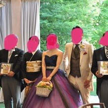 ザ・ロイヤルクラシック姫路の写真｜新婦右隣の母親以外、衣装はレンタル。素敵なものが揃っています。