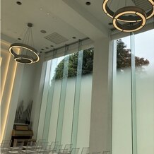 Art Bell Ange NARA（アールベルアンジェ奈良）の写真｜チャペルにも大きな窓があり、明るい中で挙式できます。