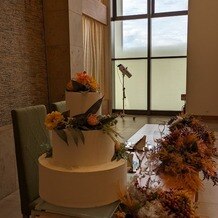 Art Bell Ange NARA（アールベルアンジェ奈良）の写真｜小さい方の披露宴会場。高砂席の後ろに水が流れている。