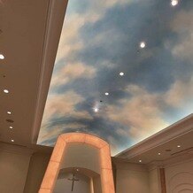 ホテルオークラ東京ベイの写真｜挙式会場の天井