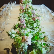 THE ORIENTAL TERRACE HIDEAWAY（ジ オリエンタル テラス ハイダウェイ）の画像｜家族と同じテーブルでの食事
春らしい装花とともに