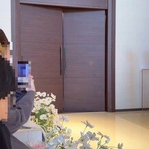 アクアリュクスの写真｜扉は木の落ち着いた雰囲気