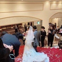 ホテルモントレエーデルホフ札幌の画像｜アフターセレモニー
フラワーシャワーとコンフェッティシャワーで盛大に散らかす