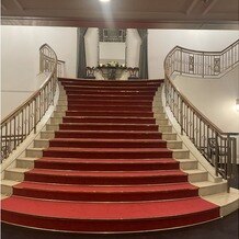 ホテルモントレエーデルホフ札幌の画像｜赤絨毯の階段