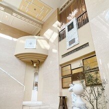 ホテルモントレ京都の画像｜チャペル外の階段と過去に結婚式を挙げたカップルの名が刻まれたゴールドプレート