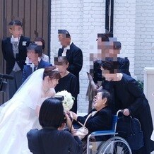 ホテルモントレ ラ・スール大阪の写真｜目が見えないおばあちゃんにブーケを持ってもらってこのあとチャペル前でみんなで記念写真を撮りました！