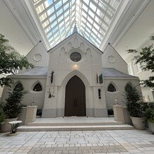 ホテルモントレ ラ・スール大阪の写真｜室内にチャペルが建っています