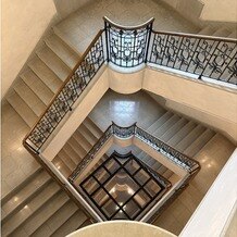 ホテルモントレ仙台の写真｜大きなステンドグラスの前で2人の写真が撮れるとのことで、楽しみです！