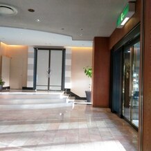 ホテルニューオータニ佐賀の画像｜挙式会場は、ホテル正面玄関の向かって右側に位置します。ロビーも広々としています。