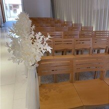 名古屋東急ホテルの画像｜チャペルの椅子　みやすいように交互の配置