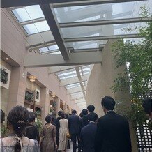 名古屋東急ホテルの画像｜チャペル出てすぐの太陽光が入る廊下