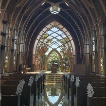 シェラトン・グランデ・トーキョーベイ・ホテルの画像｜ガラスのチャペル内観