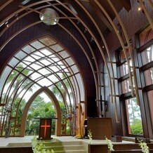シェラトン・グランデ・トーキョーベイ・ホテルの画像｜ガラスのチェペル。天井が高くて広々している。