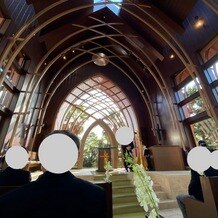 シェラトン・グランデ・トーキョーベイ・ホテルの画像｜自然光の差し込むチャペル
