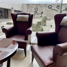 シェラトン・グランデ・トーキョーベイ・ホテルの写真｜ホテルロビーの椅子
