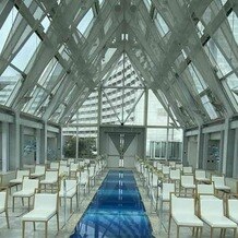 シェラトン・グランデ・トーキョーベイ・ホテルの画像｜ガラスに覆われたチャペルがロマンティック