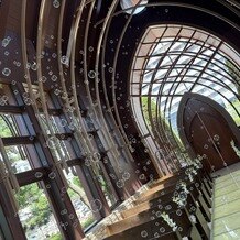 シェラトン・グランデ・トーキョーベイ・ホテルの写真｜シャボン玉演出ができることをご説明いただいた際の式場写真