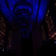 ビアンカーラ　ヒルサイドテラス（ＢＩＡＮＣＡＲＡ　ＨＩＬＬＳＩＤＥ　ＴＥＲＲＡＣＥ）の画像｜星空演出。新婦入場前に暗くなる演出。