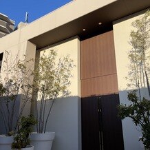 ビアンカーラ　ヒルサイドテラス（ＢＩＡＮＣＡＲＡ　ＨＩＬＬＳＩＤＥ　ＴＥＲＲＡＣＥ）の画像｜ここがドアになっており新郎新婦はここから出てくる