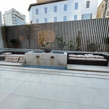 ビアンカーラ　ヒルサイドテラス（ＢＩＡＮＣＡＲＡ　ＨＩＬＬＳＩＤＥ　ＴＥＲＲＡＣＥ）の画像｜披露宴会場の庭