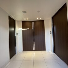 ビアンカーラ　ヒルサイドテラス（ＢＩＡＮＣＡＲＡ　ＨＩＬＬＳＩＤＥ　ＴＥＲＲＡＣＥ）の画像｜教会にに入る前の待機場