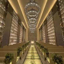 ビアンカーラ　ヒルサイドテラス（ＢＩＡＮＣＡＲＡ　ＨＩＬＬＳＩＤＥ　ＴＥＲＲＡＣＥ）の画像｜式場を正面から