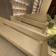 ビアンカーラ　ヒルサイドテラス（ＢＩＡＮＣＡＲＡ　ＨＩＬＬＳＩＤＥ　ＴＥＲＲＡＣＥ）の画像｜白い椅子