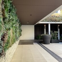 ビアンカーラ　ヒルサイドテラス（ＢＩＡＮＣＡＲＡ　ＨＩＬＬＳＩＤＥ　ＴＥＲＲＡＣＥ）の画像｜教会の前
ブーケトスや菓子まき用
雨でも大丈夫