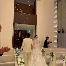 ビアンカーラ　ヒルサイドテラス（ＢＩＡＮＣＡＲＡ　ＨＩＬＬＳＩＤＥ　ＴＥＲＲＡＣＥ）の写真｜退場の際の演出のフェザーシャワーです