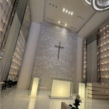 ビアンカーラ　ヒルサイドテラス（ＢＩＡＮＣＡＲＡ　ＨＩＬＬＳＩＤＥ　ＴＥＲＲＡＣＥ）の画像｜ガラスのバージンロード
クリスタルを基調とした挙式会場です