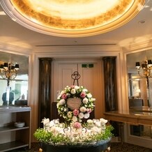 横浜ロイヤルパークホテルの画像｜ロイヤルスイートルームのエントランスです。装花も気に入ってます。