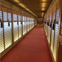 東郷神社／東郷記念館の画像｜雨の日は庭の橋ではなくここを通るそうです