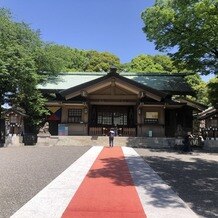 東郷神社／東郷記念館の画像｜境内。赤の絨毯の上を歩きます。