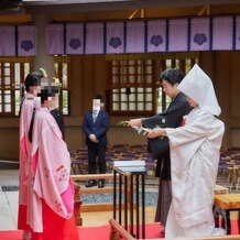 東郷神社／東郷記念館の画像｜玉串拝礼。巫女から玉串を受け取り、向きを間違えないようにまわします。