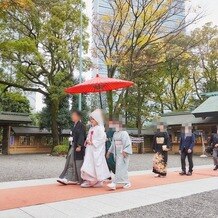 東郷神社／東郷記念館の画像｜境内に入り、神殿に向かうまで。家族が後ろからついてきます。