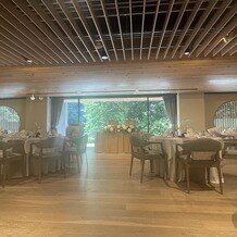 東郷神社／東郷記念館の画像｜会場全体に自然な木の香りが漂っています。丸窓のデザインも素敵です。