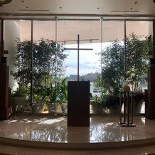 ヨコハマ グランド インターコンチネンタル ホテルの画像｜挙式会場正面。窓の奥の下の方にわずかに工事中の施設が見えます。