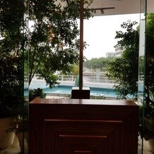 ヨコハマ グランド インターコンチネンタル ホテルの画像｜正面には窓があり、自然な明るさと緑が空間を柔らかい印象にしてくれます。