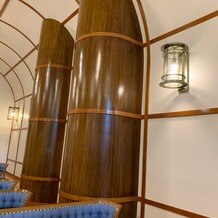 ヨコハマ グランド インターコンチネンタル ホテルの画像｜船の柱をイメージした構造で、木材も実際の船に使われるものを使用しているとのこと。