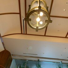 ヨコハマ グランド インターコンチネンタル ホテルの画像｜船をイメージした照明とのこと