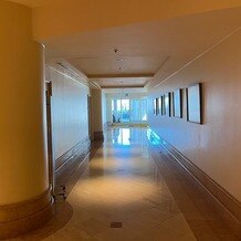 ヨコハマ グランド インターコンチネンタル ホテルの写真｜チャペルへの廊下