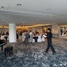 ヨコハマ グランド インターコンチネンタル ホテルの画像｜披露宴会場を、入り口側から引きで見た図