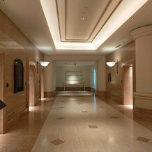 ヨコハマ グランド インターコンチネンタル ホテルの写真｜挙式後披露宴会場へ向かうエレベータホール