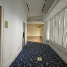 ヨコハマ グランド インターコンチネンタル ホテルの画像｜挙式後の通路。「戻る」のを避ける導線になっているということです。