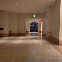ヨコハマ グランド インターコンチネンタル ホテルの画像｜ロビーから挙式会場へ向かう通路。奥に行くにつれて雰囲気が変わります。左手には専用の美粧室があります。