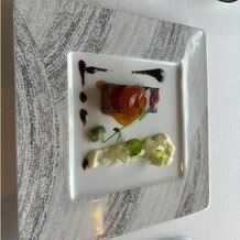 ヨコハマ グランド インターコンチネンタル ホテルの写真｜オニオンクリームスープ白トリュフの香り
国産牛鞍下肉のロースト 熟成卵黄と山葵とともに