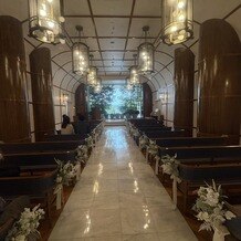 ヨコハマ グランド インターコンチネンタル ホテルの写真｜豪華客船の内装をイメージしたチャペル
青色のゲストの椅子にはデニムが使われているそうです。