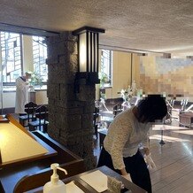 重要文化財　自由学園明日館の画像｜スタッフさんが、挙式に向けて生演奏のピアノ準備をされていました！