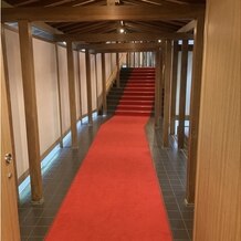 乃木神社・乃木會館の画像｜雨の時と、式後の帰りの廊下