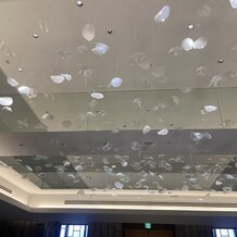 スイスホテル南海大阪の画像｜チャペルの天井はフラワーシャワー風の装飾が施されています。キラキラしてとても綺麗です。